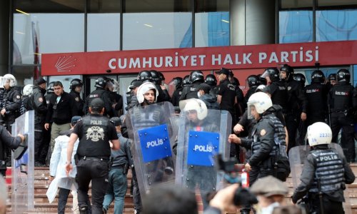 VIDEO Kaos u Turskoj: Policajci okupirali sjedište oporbene stranke