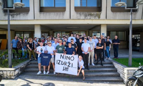 'Nino izdrži!': Maturanti prosvjedovali pred sudom zbog kolege pritvorenog nakon Norijade