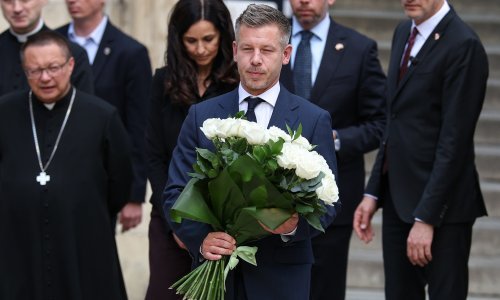 Ovo je djevojka Petera Magyara: 'Uhvaćen' s buketom u zračnoj luci