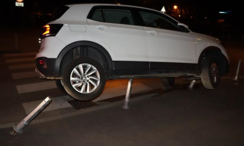 Zagrepčanka 'nasadila' automobil na stupiće: Ostala bez novca i vozačke