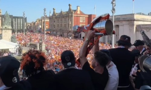 Hull u transu: Pogledajte lude scene s dočeka nakon što ih je Jakirović uveo u Premier ligu