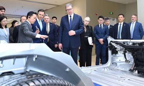 VIDEO Show u Kini: Roboti pred Vučićem zaigrali srpsko kolo