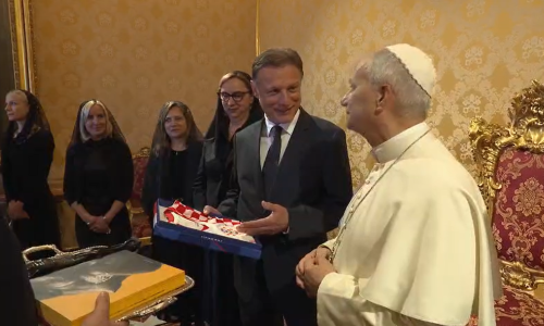 VIDEO Jandroković stigao kod pape Lava: Pozvao ga u Hrvatsku i darovao mu dres Vatrenih