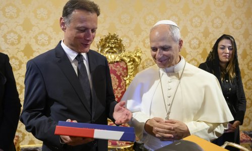 VIDEO Jandroković stigao kod pape Lava: Pozvao ga u Hrvatsku i darovao mu dres Vatrenih