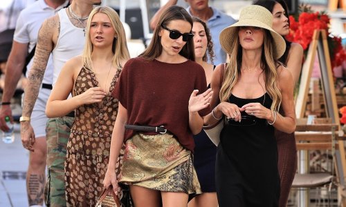 Harper Beckham posegnula u majčin ormar i na Ibizi nosila Victorijinu haljinu
