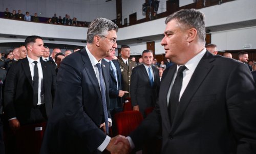 Plenković i Milanović oči u oči: Pogledajte kako je izgledao njihov susret na proslavi HV-a