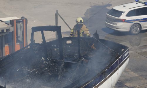 U splitskoj marini gorio brod na suhom vezu