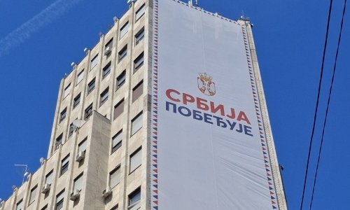 U Beogradu zakuhalo zbog bijelih čiopa: Za novi politički skandal kriv je billboard 'Srbija pobjeđuje'