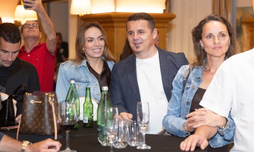 Promocija domaćeg pjevača privukla poznata lica, među njima i bračni par koji rijetko viđamo