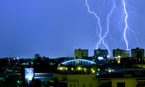 Nagla promjena u Zagrebu: Upaljen narančasti meteoalarm, DHMZ upozorava na tuču i olujne udare
