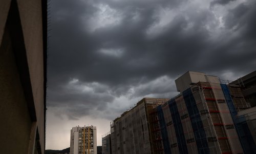 VIDEO Nevrijeme stiglo u Zagreb: Jako grmi, a grad je već oprao prvi pljusak