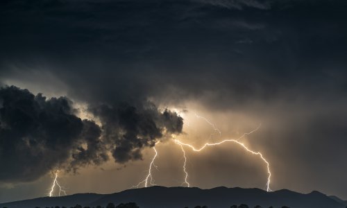 Kaotična oluja u Njemačkoj: Poginule dvije osobe u sudaru, grom pogodio crkvu