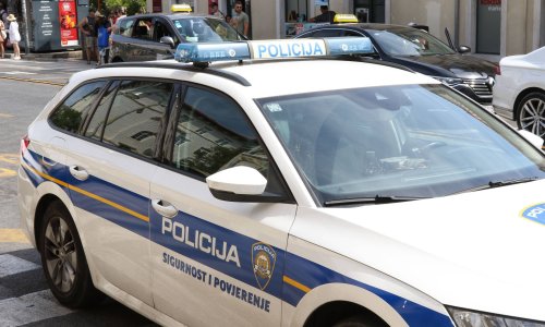 Makedonski trojac lijepio ćirilicu po Cavtatu, policija ih strpala iza rešetaka
