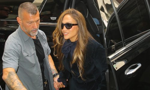 Svi su gledali njezine noge: J.Lo prošetala u komadu koji se ili obožava ili mrzi