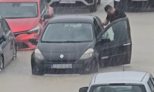 VIDEO Bujice paralizirale Split, BMW ostao zarobljen u potopu: 'Ne vidimo ništa pred sobom!'