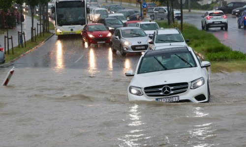 VIDEO Bujice paralizirale Split, BMW ostao zarobljen u potopu: 'Ne vidimo ništa pred sobom!'
