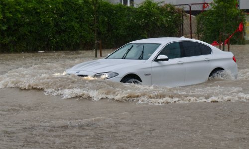 VIDEO Bujice paralizirale Split, BMW ostao zarobljen u potopu: 'Ne vidimo ništa pred sobom!'