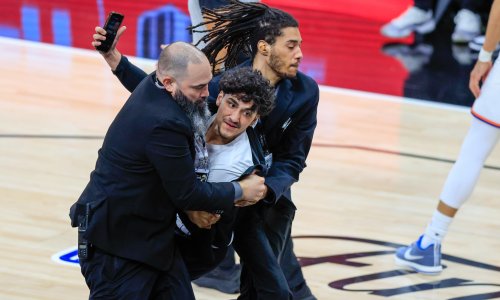 Skandal u finalu NBA lige: Navijač utrčao u teren i krenuo prema zvijezdi Spursa...