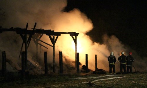 Veliki požar na farmi u Baranji: Više od 50 vatrogasaca gasi buktinju