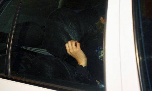 Djevojka (26) bježala od uhićenja, udarala i ugrizla službenike