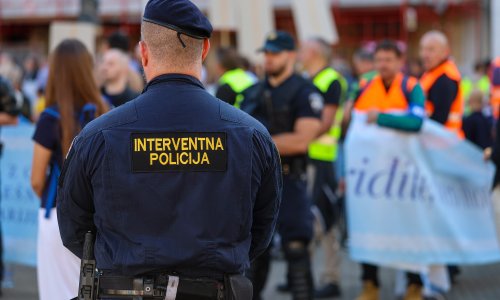 FOTO Molitelji i ove subote kleče u Zagrebu: Pojavili se protuprosvjednici, pogledajte poruke