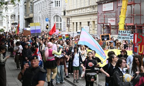 Krenula Povorka ponosa, došli Tomašević, Korlaet i državna tajnica iz MUP-a u dresu reprezentacije