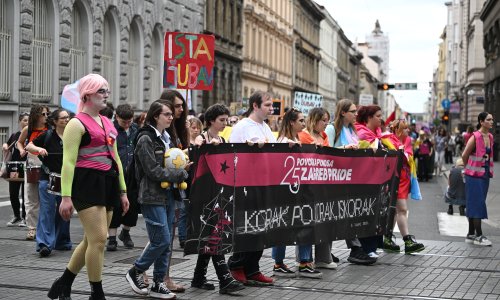 Krenula Povorka ponosa, došli Tomašević, Korlaet i državna tajnica iz MUP-a u dresu reprezentacije