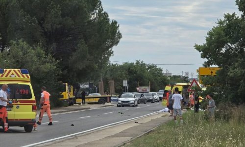 Dvoje poginulih u sudaru automobila i motocikla kod Zadra