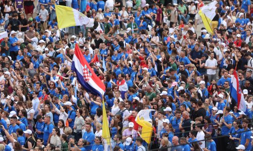 FOTO Više tisuća mladih hodačasnika stiglo na Trg bana Jelačića: 'Tu Bog želi biti'