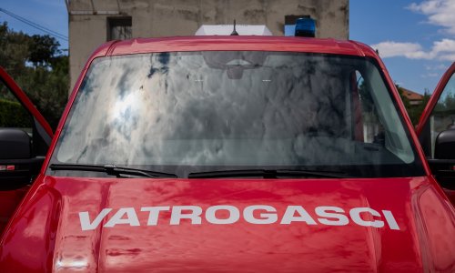 Buknuo požar u splitskom Varošu, vatrogasci ga obuzdali