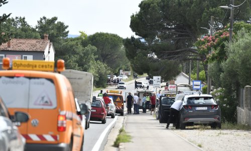 Dvoje poginulih u sudaru automobila i motocikla kod Zadra