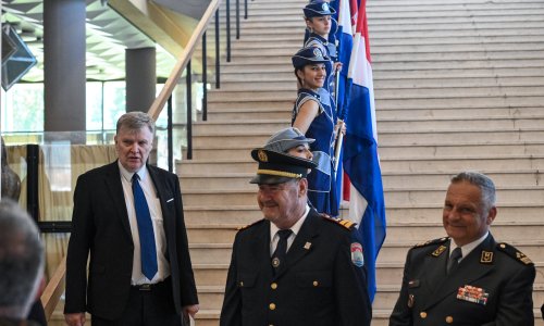 Posramljeni bivši direktor danas opet postrojavao mažoretkin