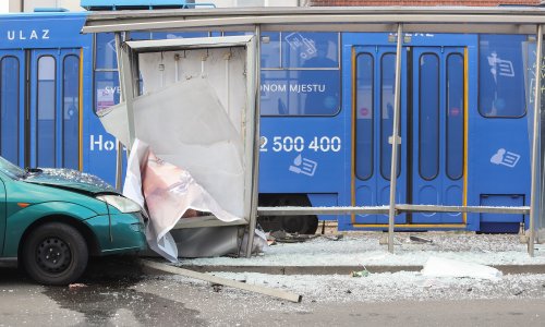 Automobil se zabio u tramvajsku stanicu na Kvatriću