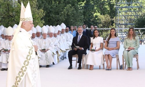 FOTO Kraljica Letizia u prvom redu na misi Pape koji je okup