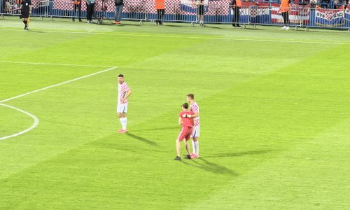 Navijač utrčao u teren i zagrlio Stanišića. Redari su ga naganjali