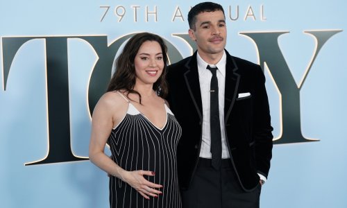 Aubrey Plaza prvi put pokazala trudnički trbuščić na crvenom