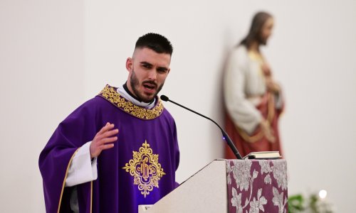 Mladi svećenik izazvao buru: 'To je sotonsko maslo!'