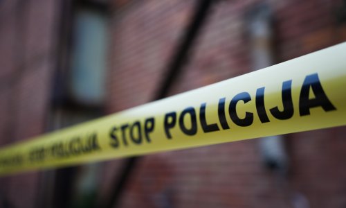 Bizaran slučaj iz susjedstva: Otac sina zavezao za stup, reagirala i policija