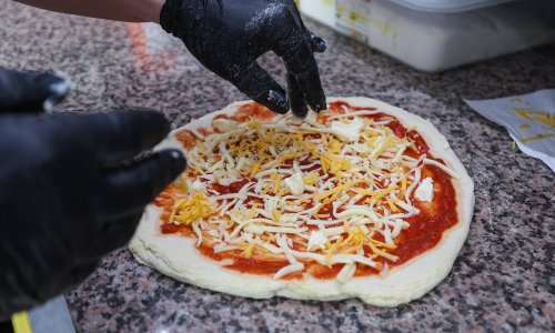 Tražio prazan tanjur da podijeli pizzu pa dobio šokantan rač