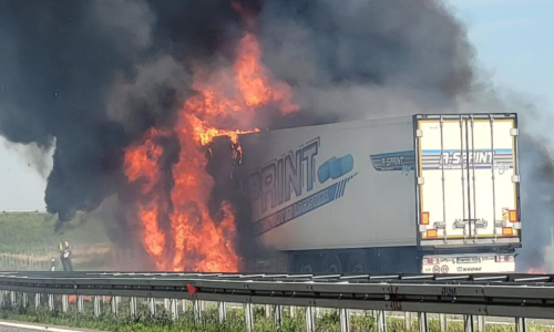 Buktinja progutala kamion na autocesti: Od detonacija se tresla vozila, vozače spasili prolaznici