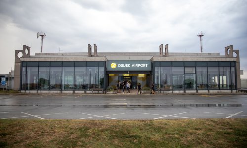 Kontrolor leta zakasnio na posao, avion kružio iznad Osijeka: Evo što ga čeka