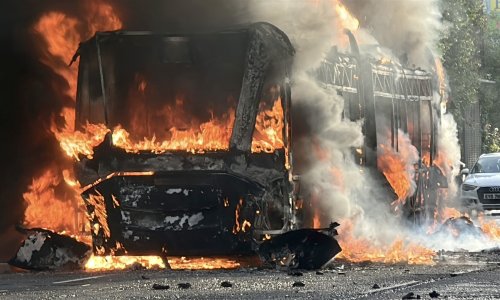 VIDEO Maskirani prosvjednici zapalili autobus i automobile: 