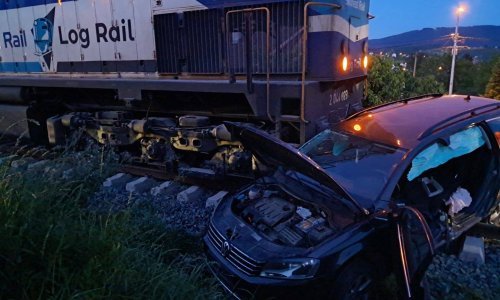 Automobil naletio na vlak kod Pakraca: Jedna osoba završila u bolnici