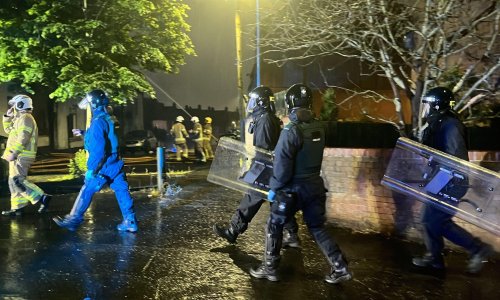Kaos u Belfastu: Izbili neredi nakon napada nožem, prosvjednici zapalili autobus