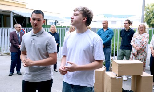 Mladi SDP-ovci održali performans: Za rješavanje ovog problema ostaju nam samo kartonske kutije