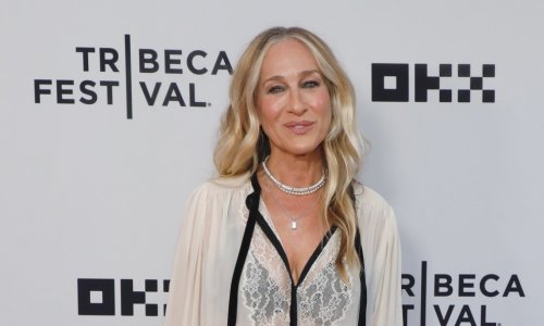 Romantična haljina i brutalne cipele: Sarah Jessica Parker diplomirala u 61. godini