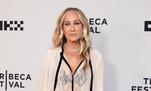 Sarah Jessica Parker nosi bluzu koju ćemo viđati posvuda ovo