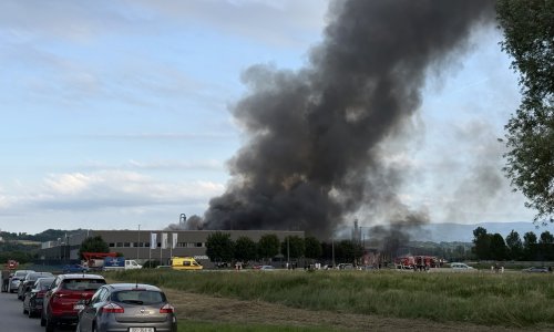 Izbio požar u Zagorju, sve službe na terenu, gori pogon poznate tvornice: 'Nije dobro'