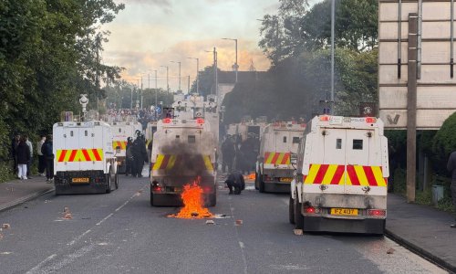 Novi nemiri u Belfastu: Prosvjednici gađali policiju ciglama, na ulice izašao i vodeni top