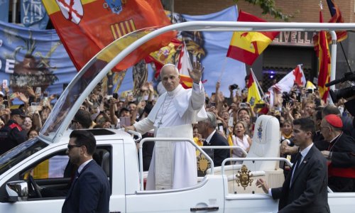 Papa leti na Kanare: Sastat će se s ljudima koji su preživjeli opasno putovanje